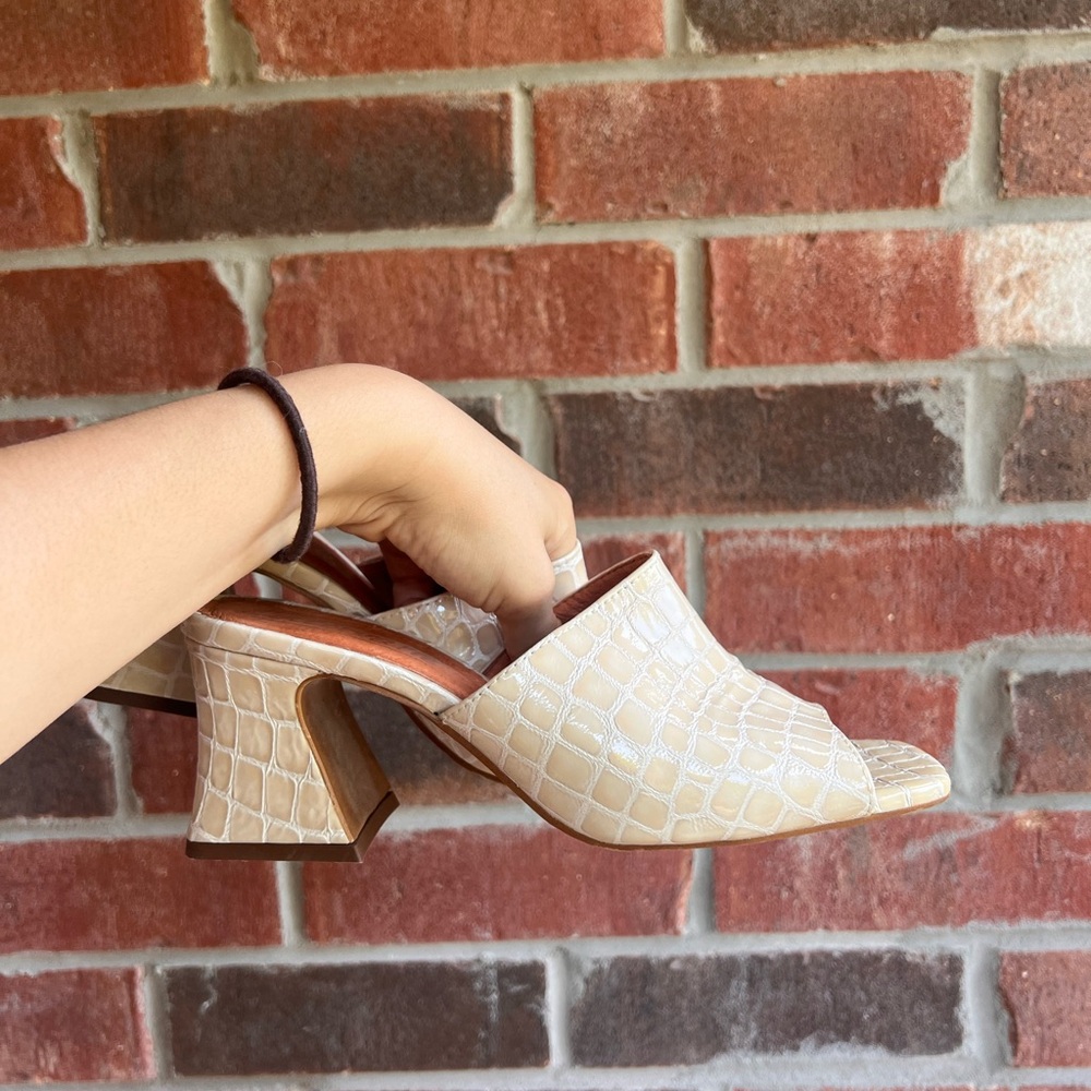 L'INTERVALLE Clarabelle Nude Croc Mules